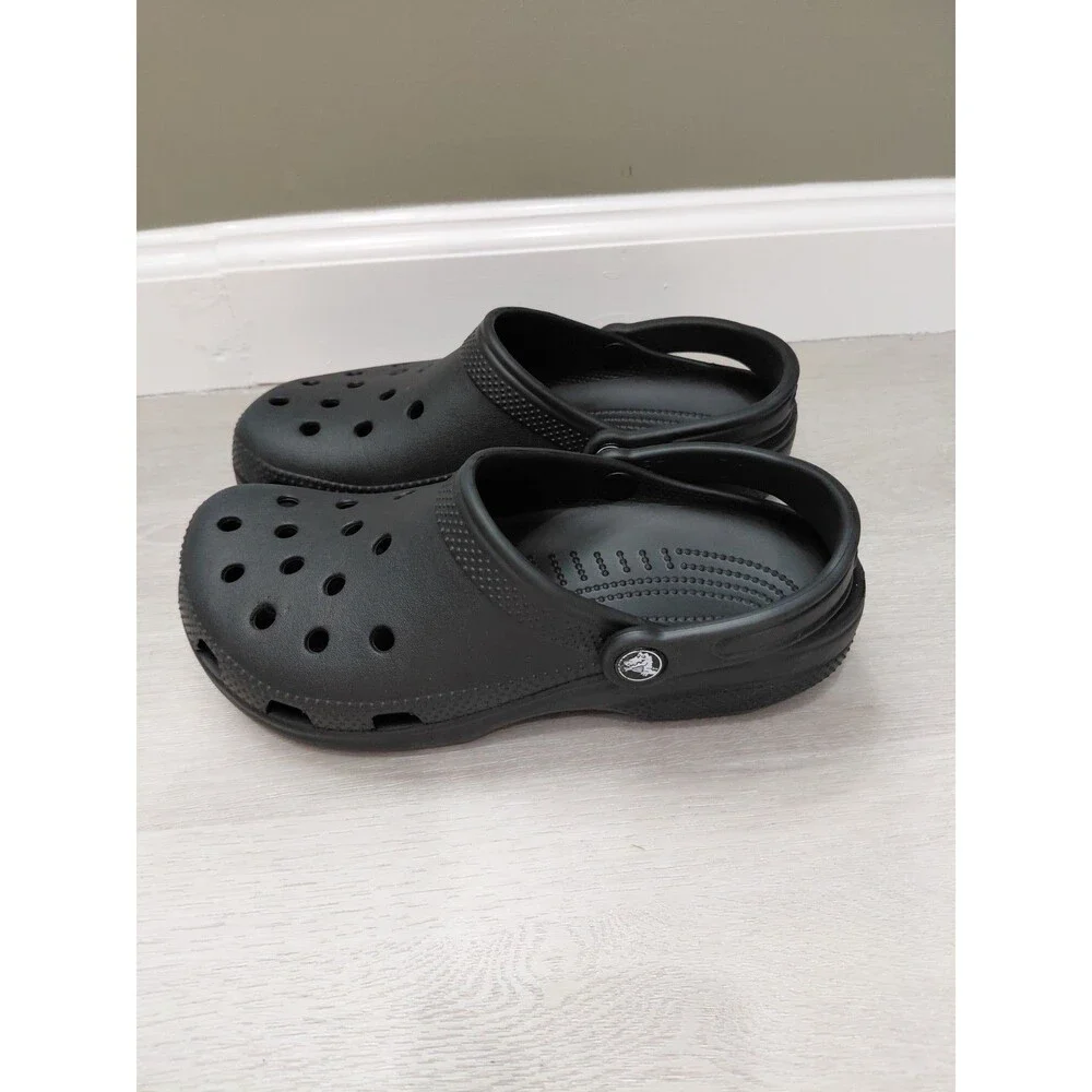 Crocs classics Unisex Men Size 6 Women Size 8 Comfortable slip-on shoes - Black